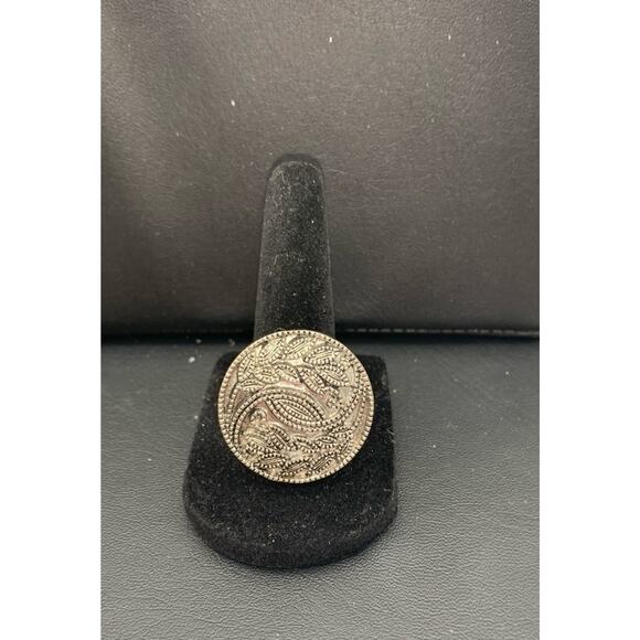 Silver Tone Etched Leaves Large Round Boho Statement Ring Size 7.75 - Picture 3 of 6